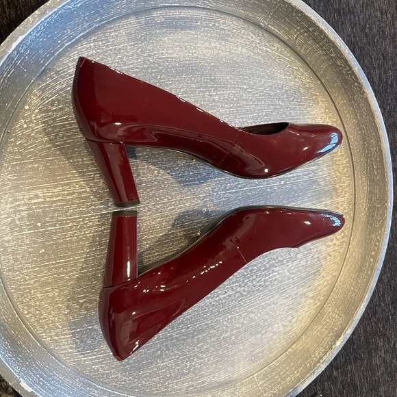 RALPH LAUREN Red High Heeled Pumps with Glossy Finish and Pointed Toe/size 6B - Picture 2 of 13